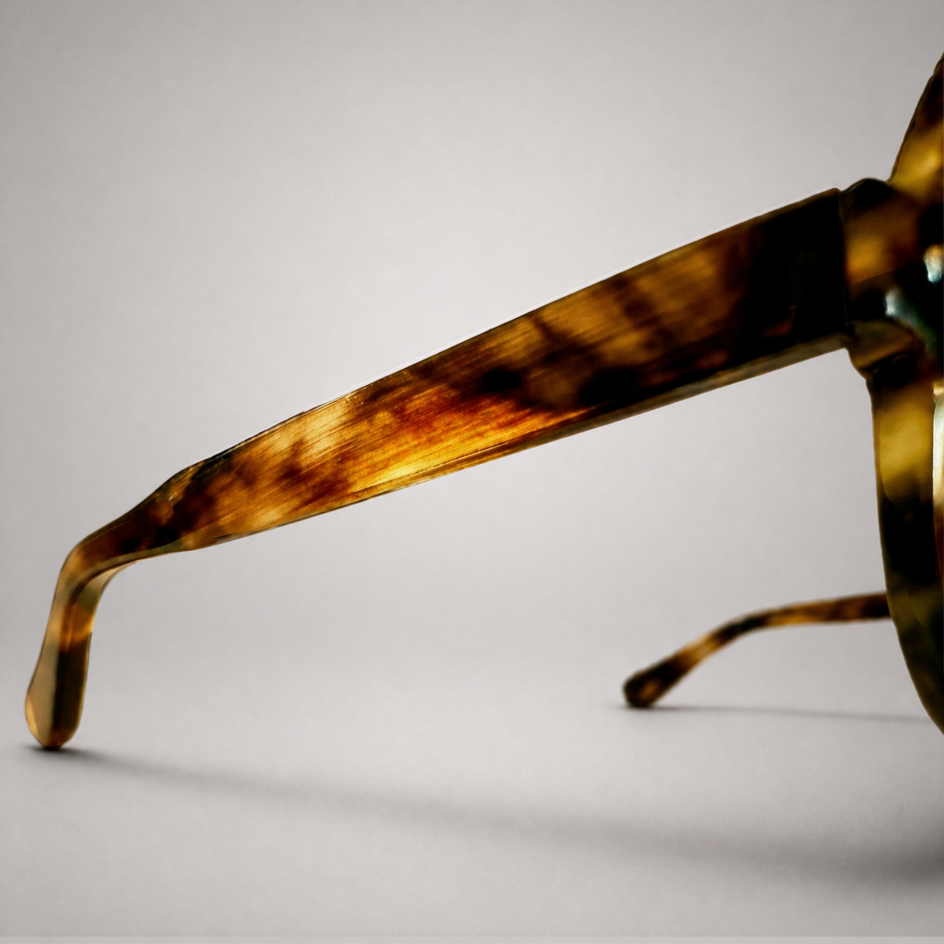 Close-up of Olivencia SOREL · VIREO handcrafted dark green-black buffalo horn sunglasses, showing the natural horn depth, green-black tones, and gradient brown lenses.