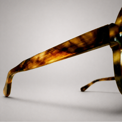 Close-up of Olivencia SOREL · VIREO handcrafted dark green-black buffalo horn sunglasses, showing the natural horn depth, green-black tones, and gradient brown lenses.